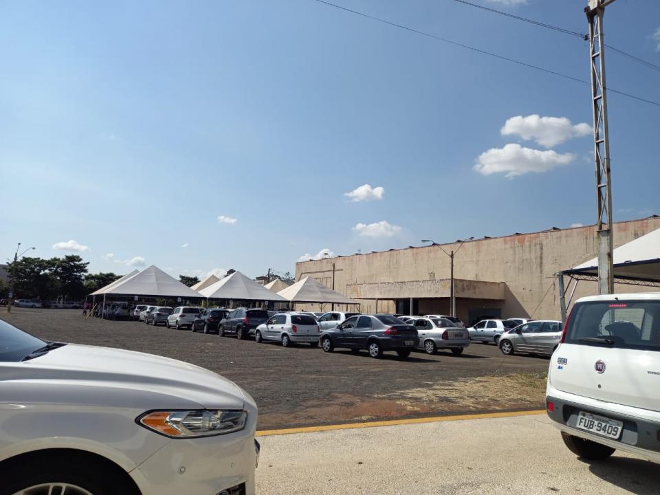 Foto 5 de 5 — Vacinação é marcada por fila e longa espera nesta segunda-feira
